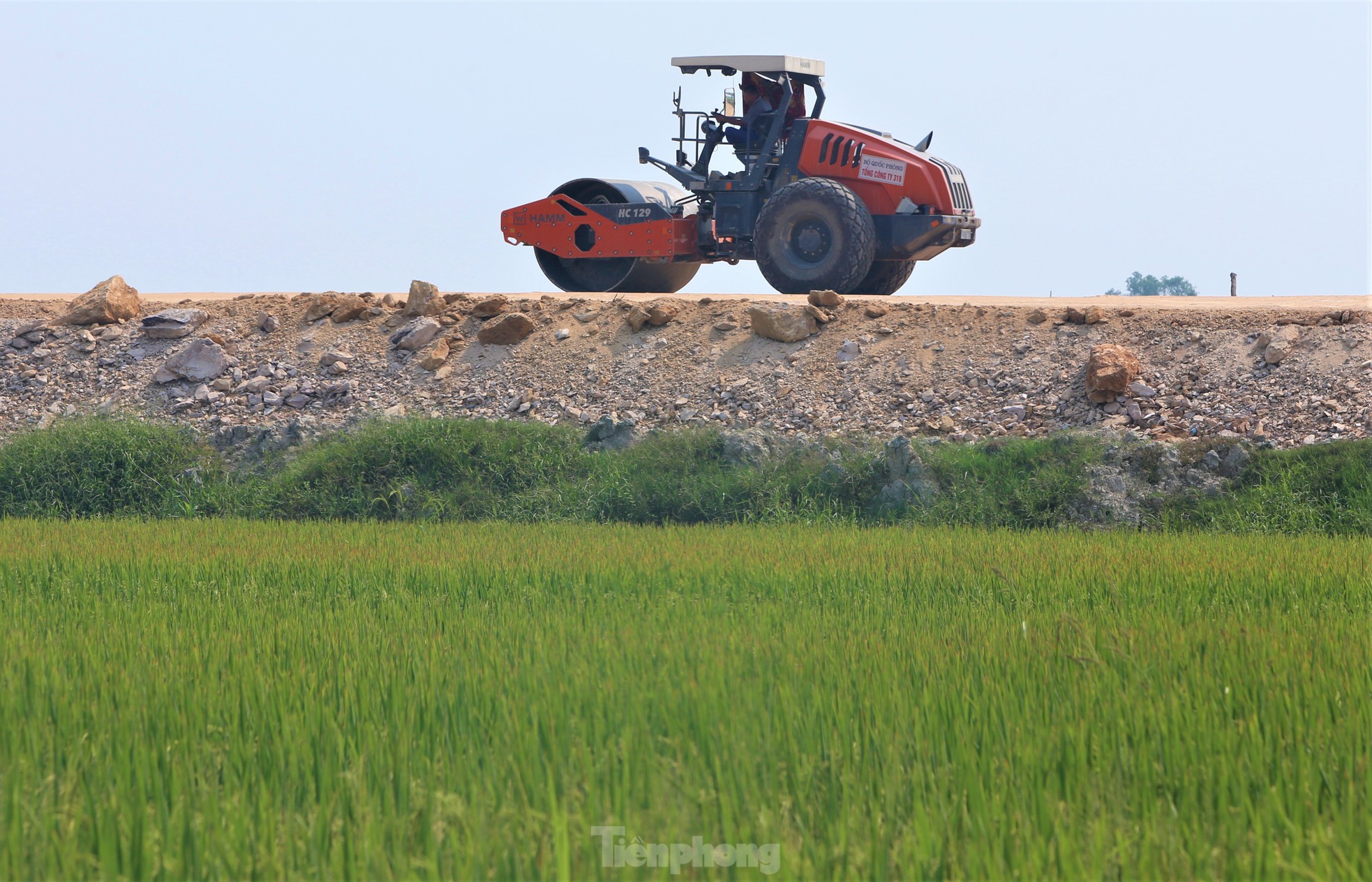 Công nhân 'phơi nắng' trên công trường cao tốc bỏng rát ngày nghỉ lễ- Ảnh 13.