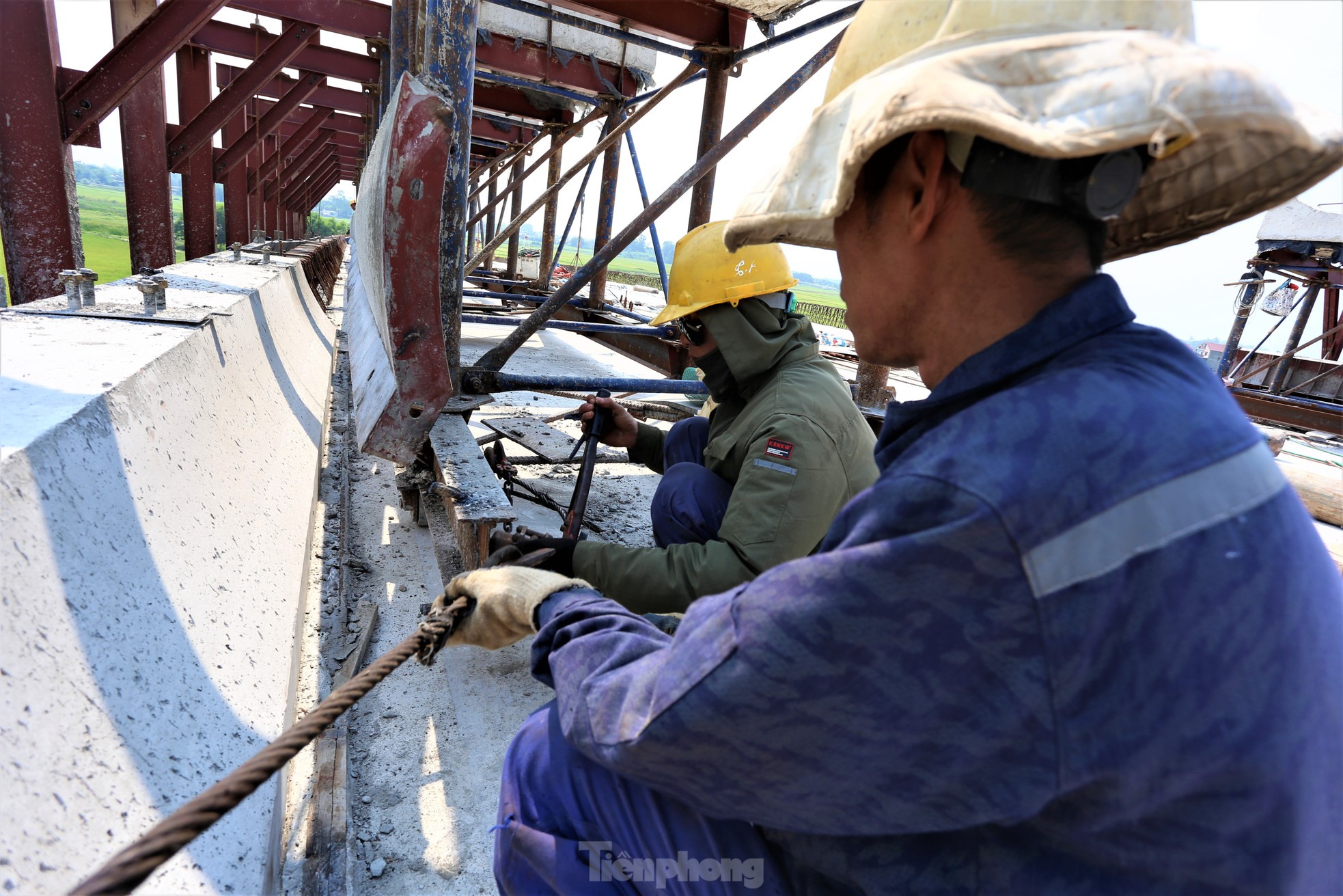 Công nhân 'phơi nắng' trên công trường cao tốc bỏng rát ngày nghỉ lễ- Ảnh 10.