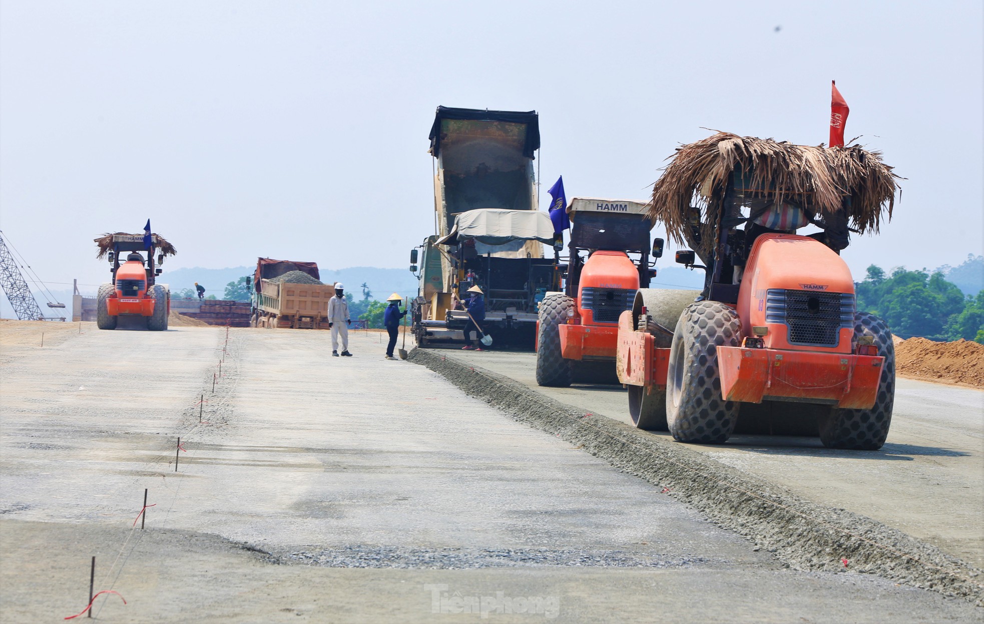 Công nhân 'phơi nắng' trên công trường cao tốc bỏng rát ngày nghỉ lễ- Ảnh 2.