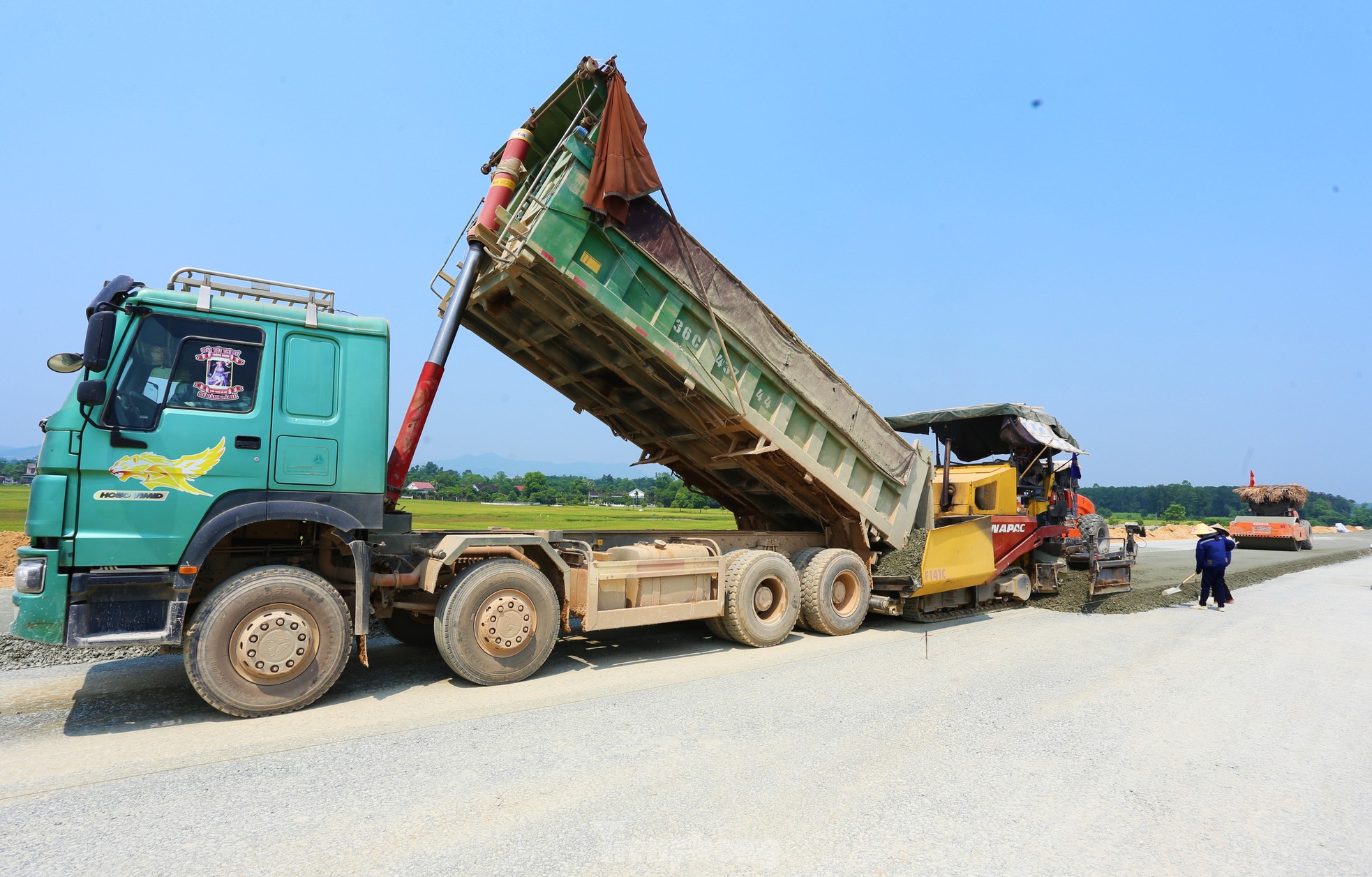 Công nhân 'phơi nắng' trên công trường cao tốc bỏng rát ngày nghỉ lễ- Ảnh 6.