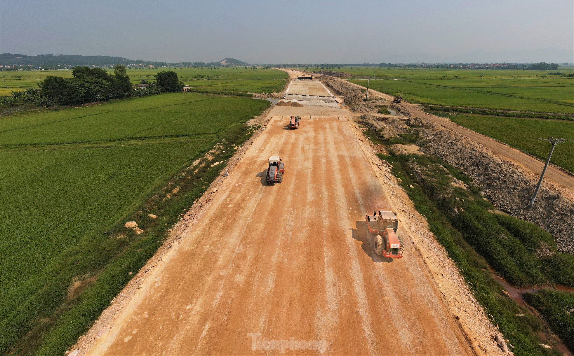 Công nhân 'phơi nắng' trên công trường cao tốc bỏng rát ngày nghỉ lễ- Ảnh 18.