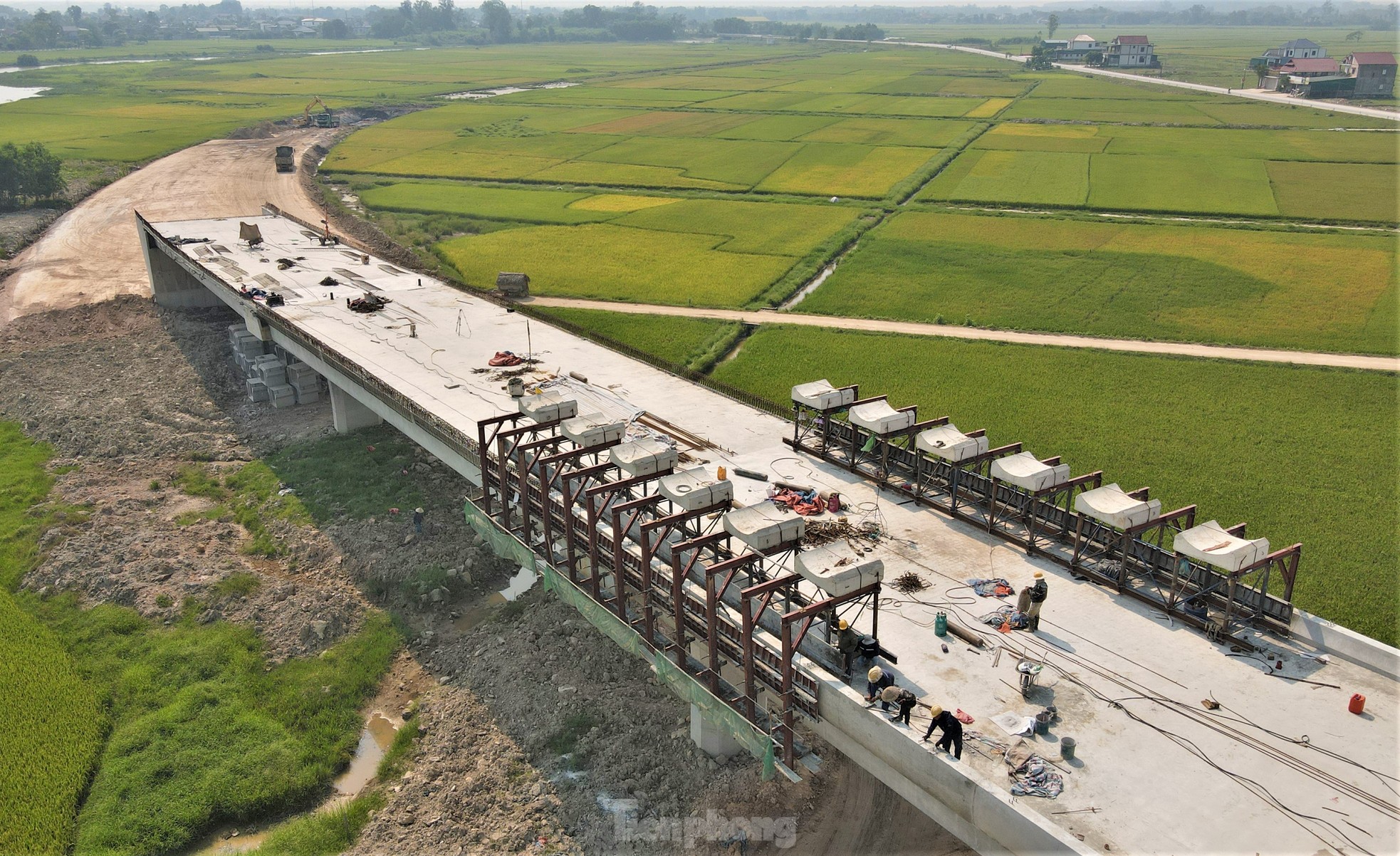 Công nhân 'phơi nắng' trên công trường cao tốc bỏng rát ngày nghỉ lễ- Ảnh 8.