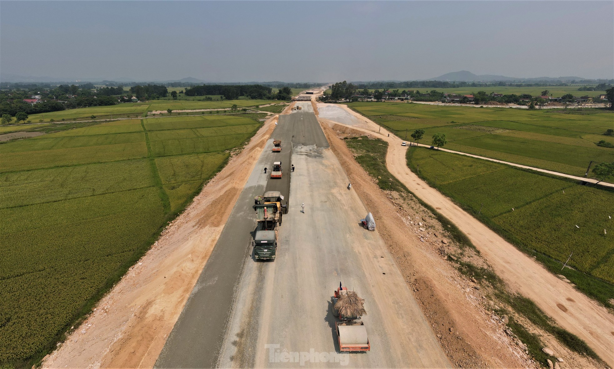 Công nhân 'phơi nắng' trên công trường cao tốc bỏng rát ngày nghỉ lễ- Ảnh 1.