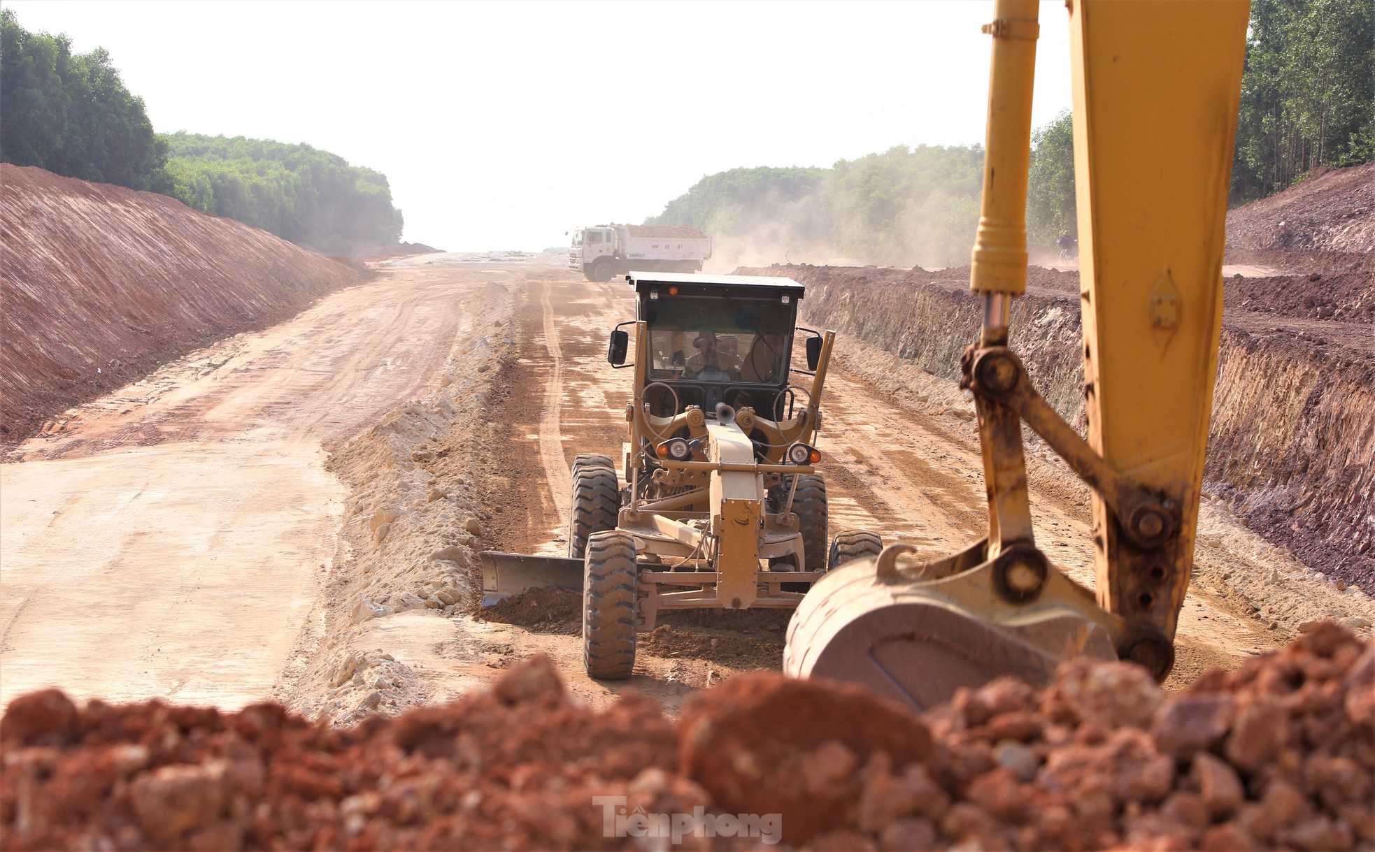 Công nhân 'phơi nắng' trên công trường cao tốc bỏng rát ngày nghỉ lễ- Ảnh 21.