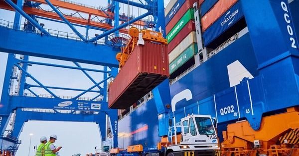 Gỡ “nút thắt” cho logistics