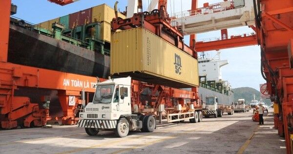 Doanh nghiệp xuất nhập khẩu gặp 'bão phí' ở đường biển