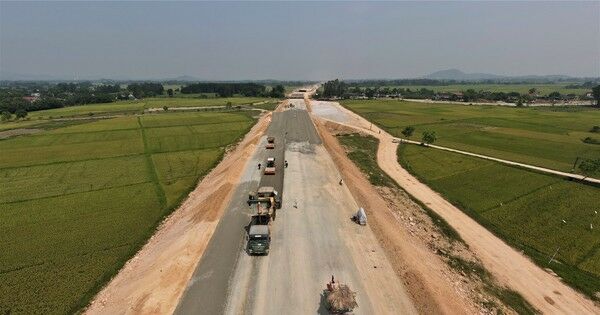 Công nhân 'phơi nắng' trên công trường cao tốc bỏng rát ngày nghỉ lễ