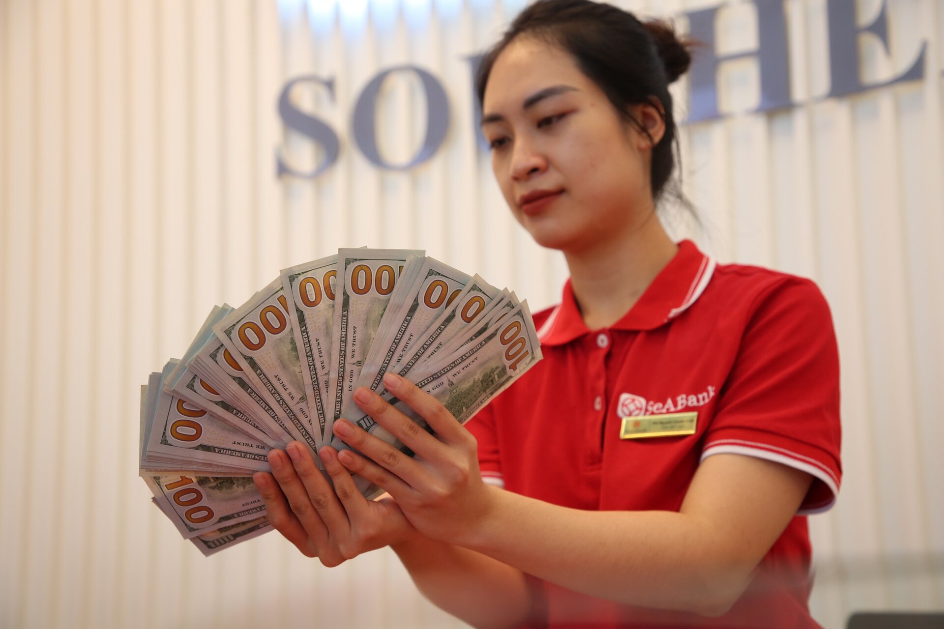 Giá USD ngân hàng bắt đầu giảm sau đợt tăng nóng- Ảnh 1.